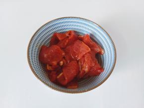 用筷子将调味料搅拌均匀腌制10分钟。