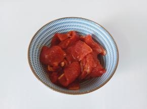 用筷子将调味料搅拌均匀腌制10分钟。