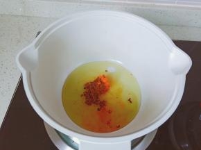 热锅凉油放入火锅底料。