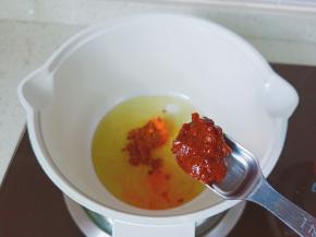 加上豆瓣酱一勺。