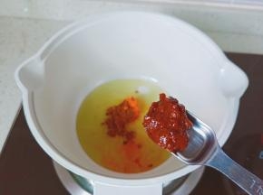 加上豆瓣酱一勺。