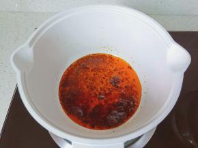 开小火将它们炒出香味！