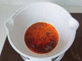 开小火将它们炒出香味！