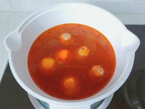 再加入鱼丸、牛肉丸开大火煮开。