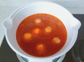 再加入鱼丸、牛肉丸开大火煮开。