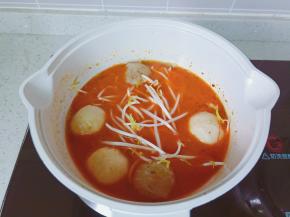 等鱼丸鱼、牛肉丸煮熟加入豆芽。