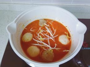 等鱼丸鱼、牛肉丸煮熟加入豆芽。