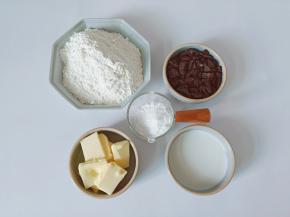 黄油提前拿出来软化。