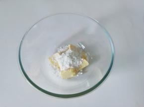 黄油加糖粉搅拌均匀【这里建议用糖粉来做饼干，白砂糖颗粒太多，烤制不易化开】