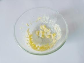 分次加纯牛奶与黄油融合一起。