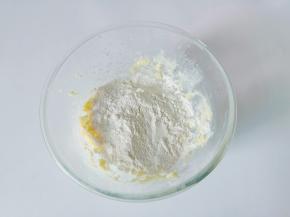 筛入低筋面粉搅拌匀。