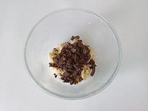 加饼干碎揉成团【这里饼干不要捏太碎，有颗粒感成品更加好看】