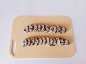 冷冻好的面团切成厚片。