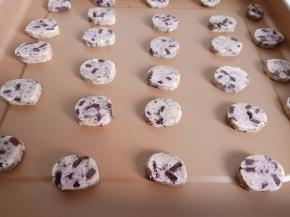 依次码到不粘烤盘上面。