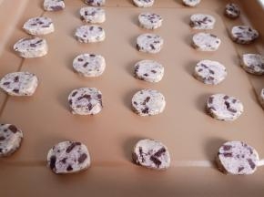 依次码到不粘烤盘上面。