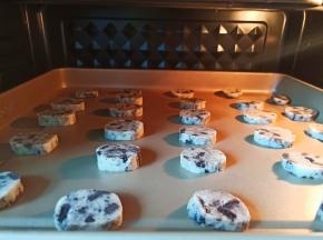 烤箱提前预热，放中层170度烤15分钟【最后五分钟看着上色情况，及时调整温度或者盖锡纸，防止颜色过深】