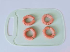 煮好的火腿肠分别划上几下，不能划断，用牙签连接起来。