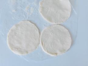 手抓饼分成四个圆形【可以用家里的小碟子当模具切割手抓饼】