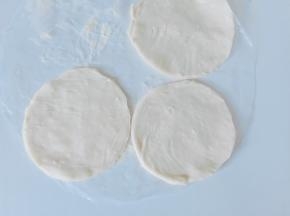 手抓饼分成四个圆形【可以用家里的小碟子当模具切割手抓饼】