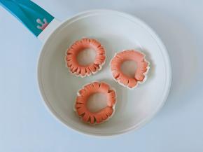 手抓饼把火腿肠围起来！