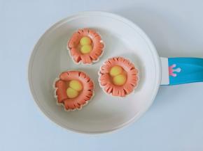 每个火腿肠再嗑入两个鹌鹑蛋。