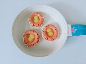 每个火腿肠再嗑入两个鹌鹑蛋。