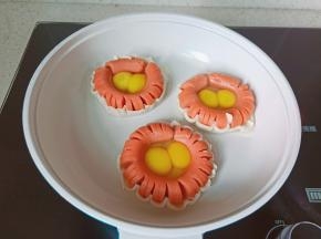 小火上锅煎至底部微黄。