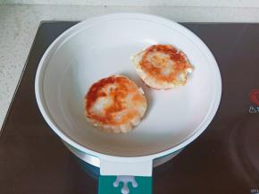 再翻另外一面煎熟。