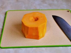 首先将南瓜去皮洗净。