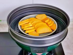 上锅隔水蒸熟。