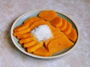 趁热加入白砂糖。