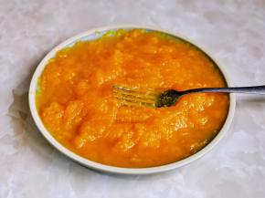 用食品叉压成泥。