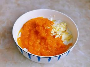 将南瓜泥，奶酪加入糯米粉中。