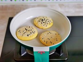 不粘煎锅刷油，放上南瓜饼。