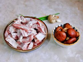准备食材，排骨洗净泡冷水，将血水泡出，香菇洗净切片。