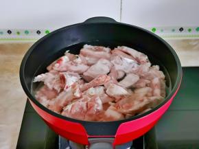 焯水，冷水下锅大火烧开煮3分钟，捞出温水冲洗干净。