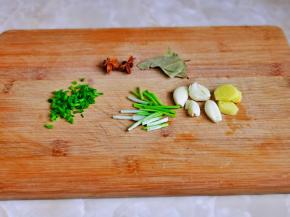 葱姜蒜去皮切好，葱白与葱叶分开切。