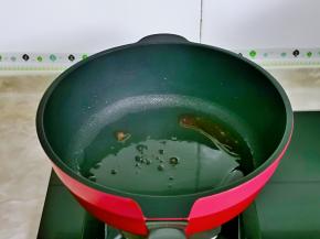 起油锅，加入冰糖小火炒化。