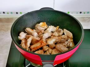 加入焯水的排骨翻炒。