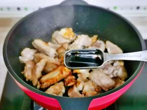 加入红烧酱油。