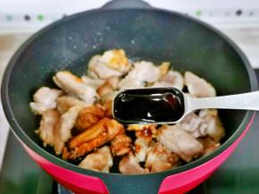 加入蚝油，小火翻炒均匀。