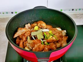 加入葱姜蒜，八角，香叶。