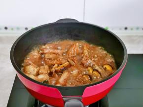 排骨炖烂糊后按个人口味加入盐炖10分钟。