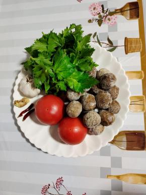 准备好所需的食材:
撒尿牛肉丸500克，西红柿2个，芹菜叶适量，蒜瓣1个，生姜1块，干辣椒2个！