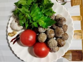 准备好所需的食材:
撒尿牛肉丸500克，西红柿2个，芹菜叶适量，蒜瓣1个，生姜1块，干辣椒2个！