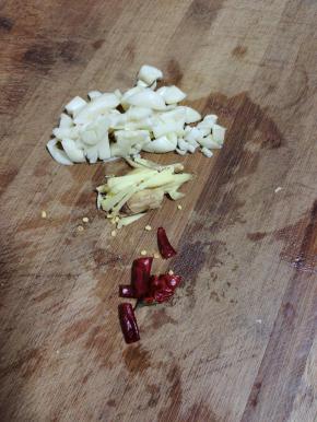 蒜瓣拍碎切成小丁，生姜切成丝，干辣椒切成段！