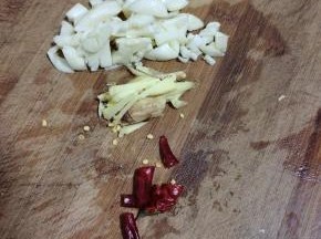 蒜瓣拍碎切成小丁，生姜切成丝，干辣椒切成段！