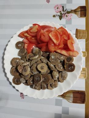 西红柿切成片，撒尿牛肉丸切成片备用！