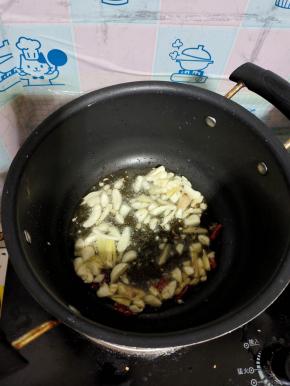 起锅烧油，放入蒜瓣，生姜，干辣椒爆香！
