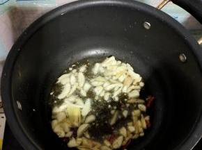 起锅烧油，放入蒜瓣，生姜，干辣椒爆香！